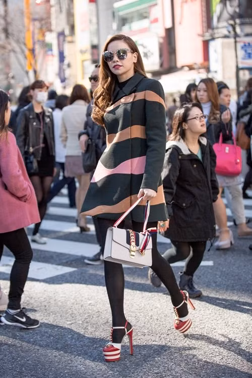 Bên cạnh đó, nữ ca sĩ còn gây sự chú ý khi diện trang phục của thương hiệu Dior, túi xách Gucci có giá gần 2.500 USD (khoảng 55 triệu đồng) và giầy cao gót của Gucci 1.100 USD (khoảng 24,4 triệu đồng). Ảnh: Dân Việt.