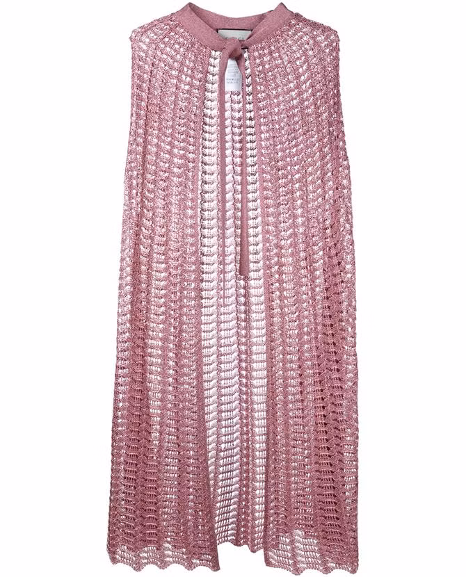 Áo choàng len bên ngoài Knitted Cape của nữ ca sĩ có giá từ 30 - 50 triệu đồng.