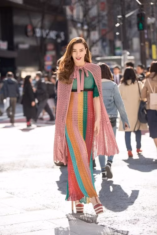 Bộ váy Fine lurex kniss dress của Gucci được Hà Hồ khoác lên mình khi dạo phố Nhật Bản. Ảnh: Dân Việt.