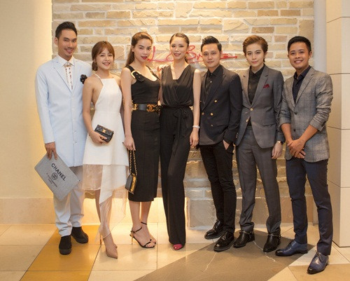 Nữ ca sĩ nổi bật khi chụp ảnh cùng đại diện đoàn Việt Nam và Nhật Bản.