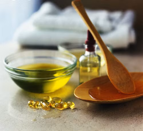 Dầu thơm, tinh dầu thật có mùi thoảng nhẹ nhưng thời gian giữ mùi lâu đến 12 giờ. Còn dầu thơm giả do có độ cồn nhiều nên ngay khi xịt, mùi khuếch tán mạnh có thể gây nhức đầu và chỉ giữ mùi trong 1 giờ.