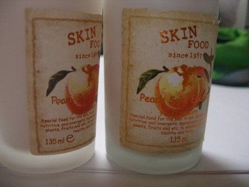 Một số sản phẩm có thể nhận diện thật giả nhờ nhãn mác, dung tích bên ngoài. Với chai Toner Peach Sake của Skin Food, dung tích ở chai thật nằm ở giữa nhãn mác (chai bên phải) trong khi ở chai giả, dung tích ghi ở ở góc trái.