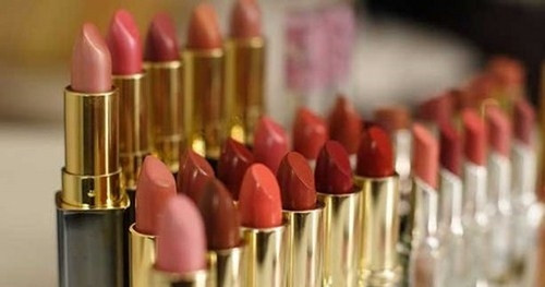 Trước hết, bạn không nên ham rẻ, mua mỹ phẩm trôi nổi, không rõ xuất xứ hoặc có giá rẻ hơn rất nhiều so với giá sản phẩm tại các cửa hàng, đại lý phân phối chính hãng.