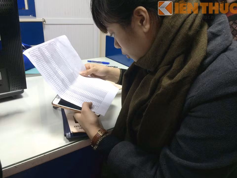 Với đầu số 088, với những số thuê bao được nhà mạng VinaPhone cho là “đẹp”, người dùng phải tiến hành lựa chọn gói cước trả sau và có cam kết với nhà mạng về mức cước sử dụng hàng tháng. Tuỳ độ “xấu đẹp” của số thuê bao mà giá trị của mức cam kết này được quy định cao hay thấp, thời gian cam kết dài hay ngắn. Ảnh: một khách hàng đang phân vân chọn lựa sim trả trước và trả sau đầu 088 của VinaPhone sáng 7/3.