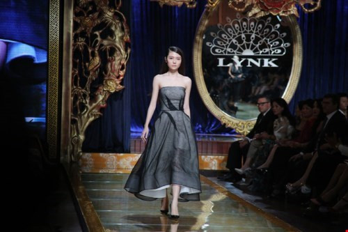 Để có 8 phút của show diễn thời trang Lynk Fashion Show 2015, nữ đại gia Lý Nhã Kỳ phải đổ vào đó tiền tỷ bởi chương trình này quy tụ bộ sưu tập của nhà thiết kế lừng danh Alexis Mabille. Năm 2014, cô cũng từng tổ chức show diễn thời trang vô cùng tốn kém và đình đám này. Hình ảnh trong Lynk Fashion Show 2014.