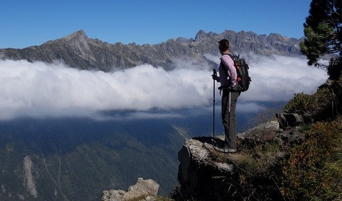 Đảm bảo những vật dụng quan trọng nhất luôn ở bên cạnh bạn (điện thoại, la bàn, bản đồ, thực phẩm, thuốc men, đèn pin hoặc còi... ). Thay vì giao phó hết đồ đạc cho bạn đồng hành hoặc người dẫn đường, chỉ mang theo chiếc máy ảnh hoặc vài vật dụng nhẹ nhàng, bạn hãy mang theo một balo có đầy đủ những thứ cần thiết, phòng khi bạn gặp nạn (lạc đường, bị ngã...) mà không có người khác đến hỗ trợ kịp thời. Tự bảo vệ bản thân khi tham gia du lịch mạo hiểm là điều rất quan trọng.