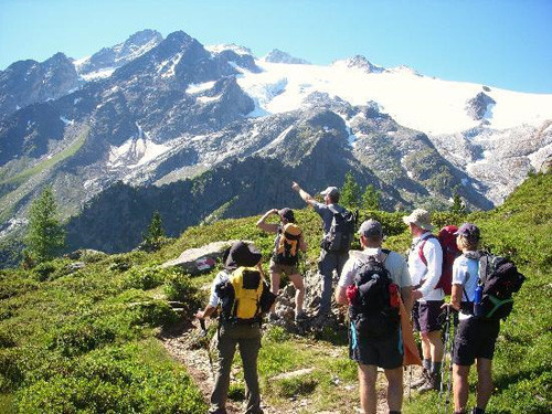 Không bỏ sót thông tin về tour du lịch mạo hiểm bạn định tham gia như lịch trình, hướng dẫn viên, bảo hiểm và đồ bảo hộ, hỗ trợ (lều trại, áo phao, đèn, còi).