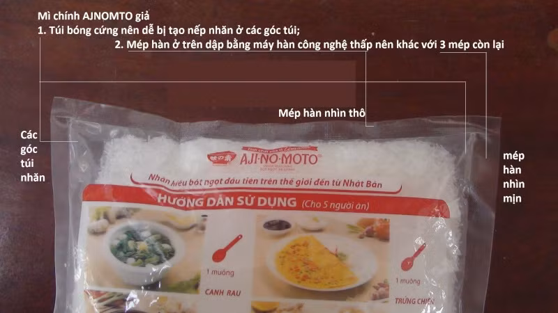 Bạn chú ý quan sát đường hàn ở bao bì sản phẩm. Với gia vị thật, các cạnh của đường hàn bao bì phẳng, đều nhau và không có nổi bọt; mặt sau dưới đáy bao có in nổi ngày tháng sản xuất, rất rõ nét (6 số). Hàng giả có đường hàn ở 4 cạnh không đều nhau, đục và có nổi bọt; không in hoặc có in ngày tháng sản xuất nhưng không rõ nét, khó đọc.