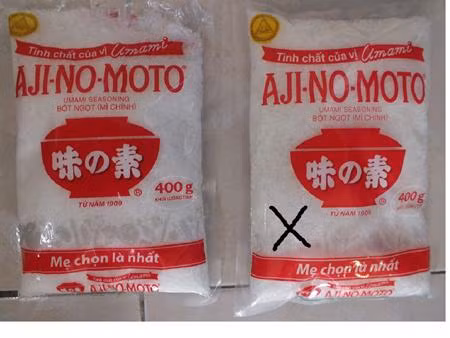 Đối với mì chính, nhãn mác, biểu tượng của sản phẩm in trên bao bì bao giờ cũng được in sắc nét, rõ ràng, trong khi, các túi hàng giả, chữ nhòe hoặc khá mờ. (Ảnh túi mì chính bên phải là hàng giả).