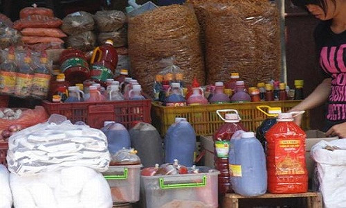 Vì hám lợi mà nhiều cửa hàng vẫn bán những loại gia vị bẩn, gia vị giả "đội lốt" hàng thật cho người tiêu dùng. Các cơ sở chế biến thực phẩm hay những hàng ăn đường phố cũng thường xuyên chọn lựa những loại gia vị này để tiết kiệm, thu lời. Thông thường, các loại gia vị làm giả rất tinh vi và có giá rẻ hơn rất nhiều so với hàng thật.