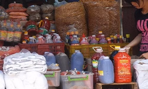 Vì hám lợi mà nhiều cửa hàng vẫn bán những loại gia vị bẩn, gia vị giả "đội lốt" hàng thật cho người tiêu dùng. Các cơ sở chế biến thực phẩm hay những hàng ăn đường phố cũng thường xuyên chọn lựa những loại gia vị này để tiết kiệm, thu lời. Thông thường, các loại gia vị làm giả rất tinh vi và có giá rẻ hơn rất nhiều so với hàng thật.