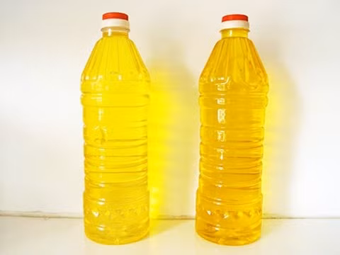 Dầu ăn thật có màu vàng sẫm, tươi sáng, màu dầu rất trong suốt. Nếu không trong suốt thì tùy theo độ đục nhiều hay ít mà bạn cân nhắc khi mua bởi chúng chứa hàm lượng nước và tạp chất nhiều hay ít.