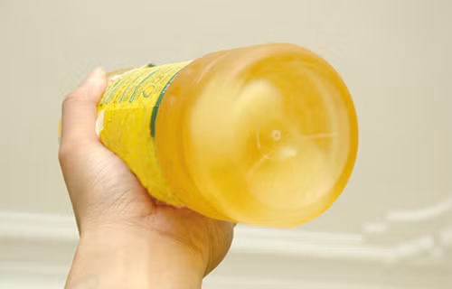 Vào thời tiết lạnh, dầu ăn thật không bị đông đặc, trong khi dầu ăn giả thì ngược lại, dễ bị lắng cặn dưới đáy chai.