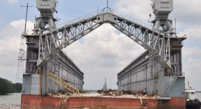 Thông tin trên báo Petrotimes cho biết, ụ nổi 83M của Vinalines đang neo đậu tại Cảng Gò Dầu B (Đồng Nai) trong tình trạng chưa sửa chữa xong, bị đăng kiểm rút cấp từ tháng 01/2011, bảo hiểm hết hạn từ năm 2012, đăng ký tạm thời cũng đã hết hạn từ 24/06/2011. Ảnh minh họa.