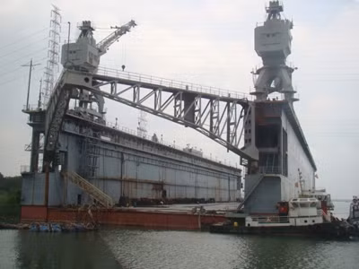 Hiện nay, ụ nổi 83M bỏ hoang, bị han gỉ, dây neo bị mục, dễ dẫn đến đứt dây neo và trôi dạt. Ảnh: NĐT.