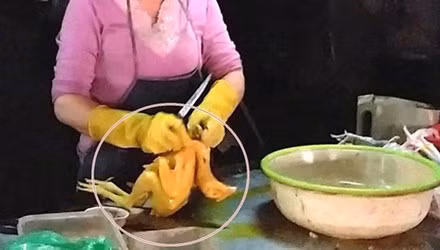 Bất chấp nguy hiểm đến sức khỏe người mua, không ít tiểu thương dùng hóa chất, vecni (dùng làm bóng gỗ) để nhuộm gà vàng ruộm mang đi bán. Ảnh minh họa.