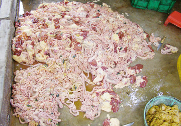 800 bộ lòng gà thối đổ ngập trên sàn nhà bẩn thỉu bị phát hiện tại một cơ sở ở khu phố 1, phường Tân Hiệp, Đồng Nai khiến nhiều người rùng mình. Nội tạng gà được bà Trâm - chủ cơ sở này thu mua với giá rẻ như mề 42.000 đồng/kg, cút 45.000 đồng/kg, phao câu 30.000 đồng/kg, gan 20.000-25.000 đồng/kg, cánh gà khoảng 55.000 đồng/kg - thông tin trên báo Pháp luật TP cho hay. Ảnh: PLTP.