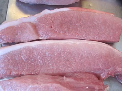 Khi đi mua, người tiêu dùng không nên mua thịt heo toàn nạc bởi bao giờ chúng cũng có tỷ lệ mỡ nhất định. Nếu miếng thịt toàn nạc, nguy cơ chứa chất cấm là cao.