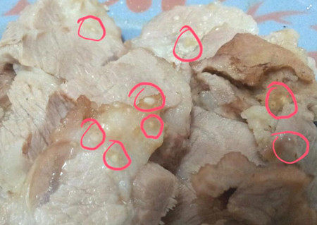 Để phát hiện thịt có nhiễm giun sán hay không, người tiêu dùng nên kiểm tra bằng cách cắt thịt theo thớ dọc để quan sát. Nếu miếng thịt heo có những đốm trắng to bằng đầu kim thì miếng thịt đã bị nhiễm giun xoắn.