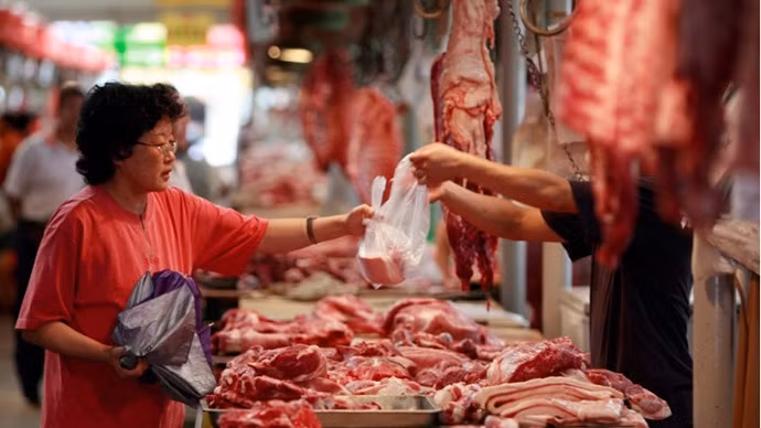 Quan sát màu sắc thịt lợn. Các loại thịt có chất tạo nạc thường có màu đỏ bóng hoặc đỏ sậm không tự nhiên. Sau khi rửa thịt, màu đỏ sậm đó lại mất đi, trông miếng thịt bị nhợt nhạt. Trong khi đó, thịt lợn thông thường có màu hồng nhạt. Ảnh minh họa.