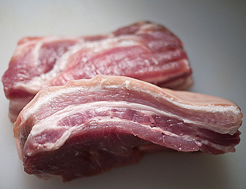 Để an toàn, người mua nên lựa chọn thịt heo có lớp mỡ dày trên 1,5 cm. Lớp mỡ lỏng lẻo, mỏng dưới 1 cm chắn chắn là thịt heo không an toàn.