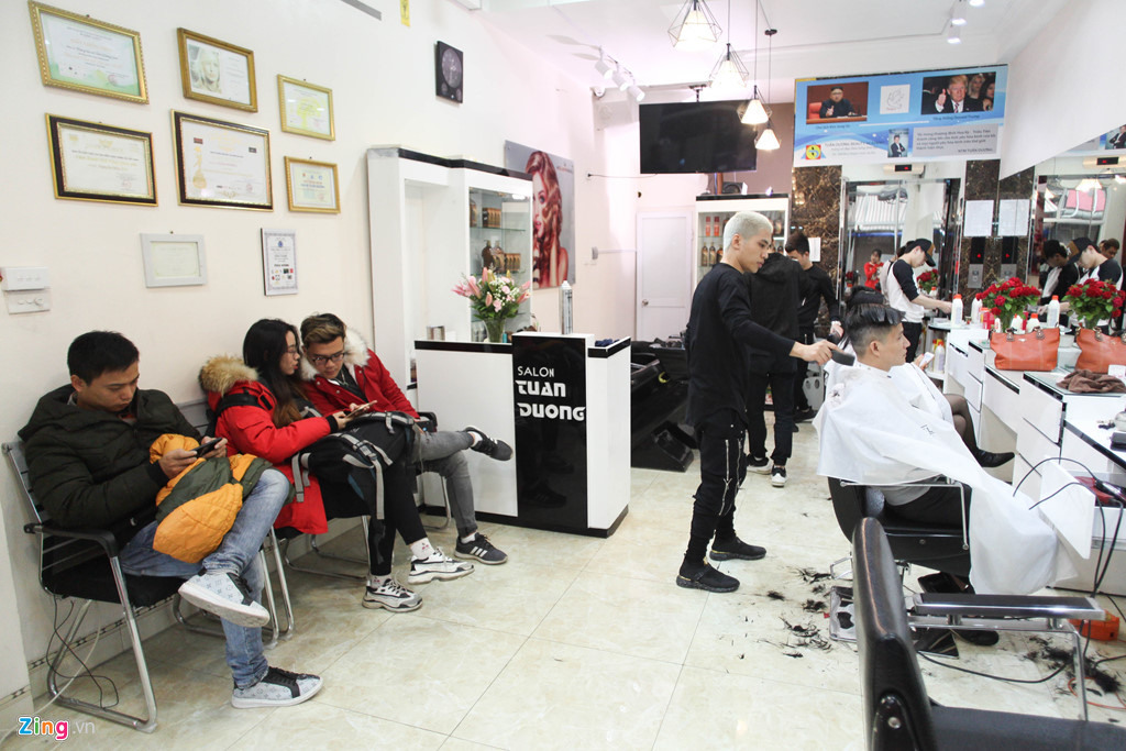 Để chào đón cuộc gặp giữa Tổng thống Donald Trump và Chủ tịch Kim Jong Un tại Hà Nội vào ngày 27-28/2 tới, một tiệm tóc tại Hà Nội tổ chức chương trình cắt tóc miễn phí cho những ai muốn có kiểu đầu giống nhà lãnh đạo Triều Tiên.