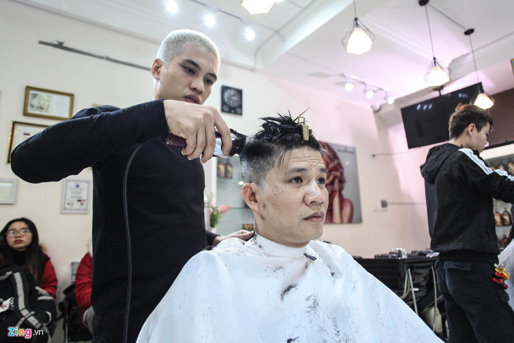 Để tạo được kiểu tóc của ông Trump cần sử dụng hoá chất tẩy để ra màu tóc vàng đặc trưng, khá cầu kỳ. Trong khi đó tóc ngài Kim chỉ cần cắt tỉa đơn giản, giữ nguyên màu tóc đen châu Á nên được nhiều người lựa chọn hơn.