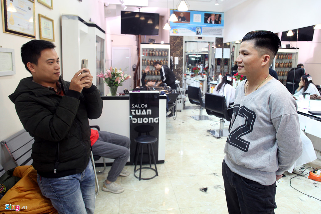 Còn Anh Văn Quân (44 tuổi) cũng hào hứng với mái tóc mới của mình: “Đây là kiểu tóc tôi đã thích từ lâu nhưng đến giờ mới có cơ hội để thay đổi. Tôi rất hài lòng với diện mạo mới của mình”.