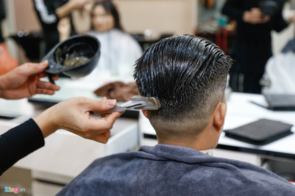 Những mái tóc bạc sẽ được nhuộm đen để phù hợp với màu tóc của ông Kim. Với các công đoạn cắt, tạo phom, xả và sấy cho kiểu đầu ông Kim, mỗi khách thường chỉ mất 20 phút.