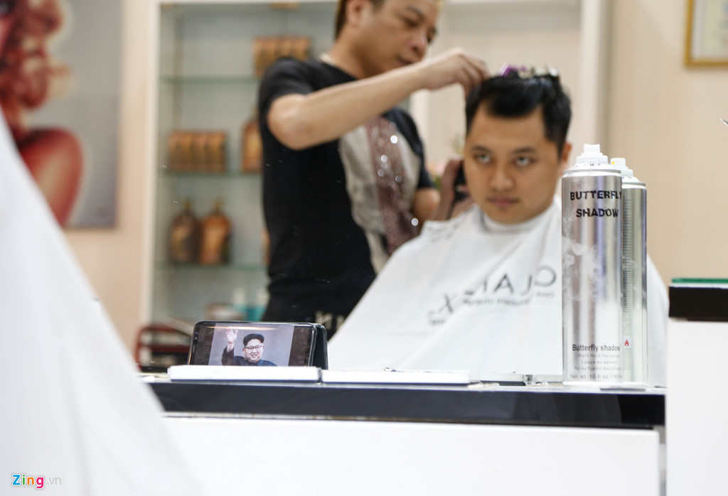 Anh Công tải sẵn ảnh ông Kim để làm mẫu cho thợ cắt tóc trổ tài.