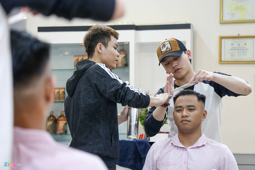 Từ ngày diễn ra chương trình cắt miễn phí, lượng khách hàng đông đến mức tiệm tóc phải huy động toàn bộ nhân viên để phục vụ.