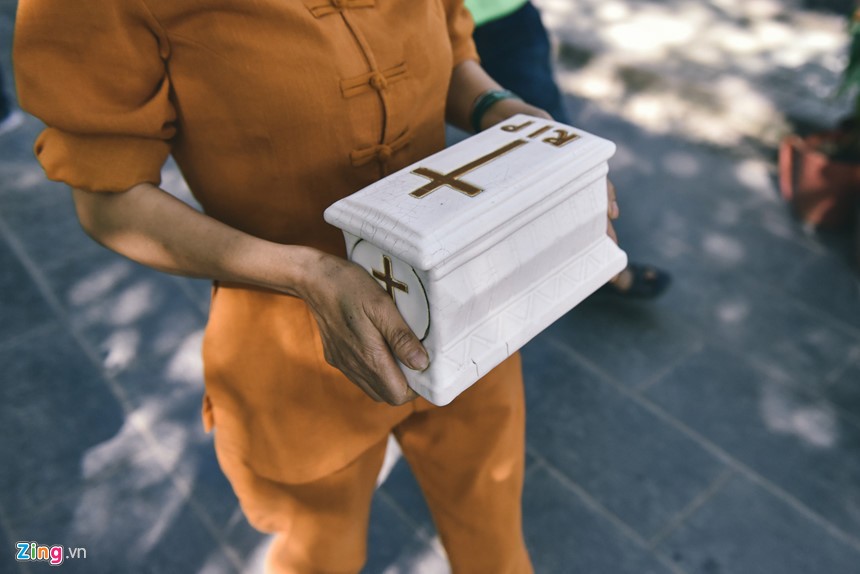 Mười hầm mộ được thiết kế thành hình hai bàn tay đang nâng niu đón các em vào giấc ngủ. Sau buổi lễ thánh cầu siêu, những đứa trẻ sẽ được trở về lại với đất mẹ, nằm yên an nghỉ trong vòng tay ôm ấp thương yêu của mọi người.