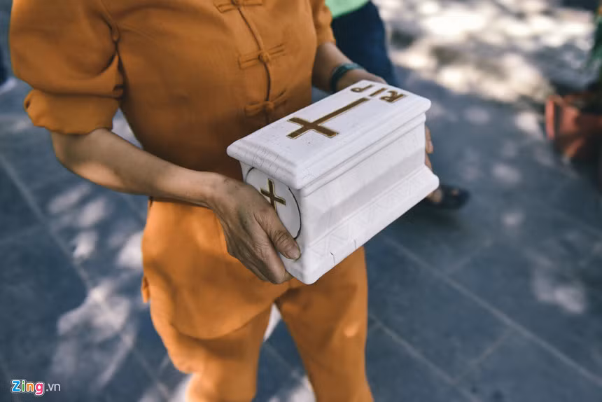 Mười hầm mộ được thiết kế thành hình hai bàn tay đang nâng niu đón các em vào giấc ngủ. Sau buổi lễ thánh cầu siêu, những đứa trẻ sẽ được trở về lại với đất mẹ, nằm yên an nghỉ trong vòng tay ôm ấp thương yêu của mọi người.