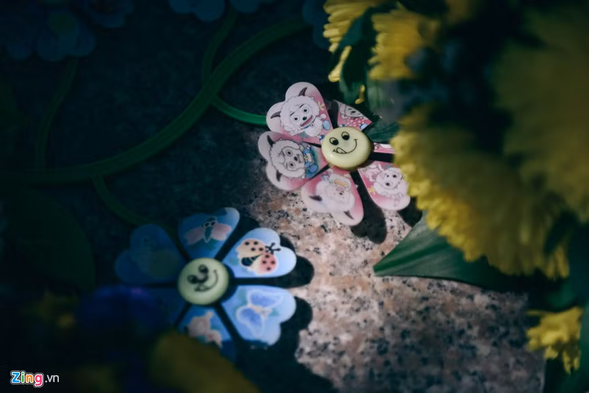 Thai nhi khi đưa về được chính tay ông tắm rửa sạch sẽ, lau chùi, quấn cho các em những tấm áo nhiều màu sắc. Sau đó, các em sẽ được để vào tủ đông, đợi ngày làm lễ an táng và chôn cất.