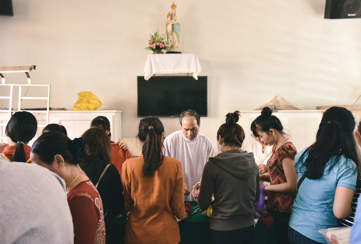 Thánh lễ cầu siêu mỗi Chủ Nhật cuối tháng được tổ chức rất long trọng, đông đảo giáo dân ở khắp nơi tìm về để cùng tiễn biệt các em, mọi người muốn những đứa trẻ bất hạnh này cảm thấy được an ủi và trân trọng.