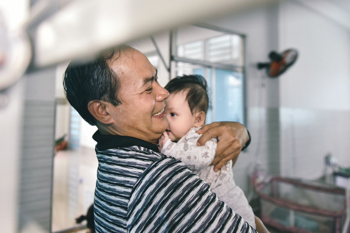 Mỗi khi các thai phụ tìm kiếm sự giúp đỡ nơi đây, việc đầu tiên linh mục Tịch thực hiện là nói chuyện với họ, thăm hỏi, động viên, nhất là khuyên nhủ họ bảo vệ sự sống cho con mình. Nhiều người mẹ bên cạnh có chốn nương tựa còn được trao cơ hội có việc làm tùy theo sức như quấn kẹo, may quần áo, chăm trẻ, tạp vụ... để các chị không mặc cảm, hoàn toàn có thể nuôi dưỡng con bằng khả năng của mình.