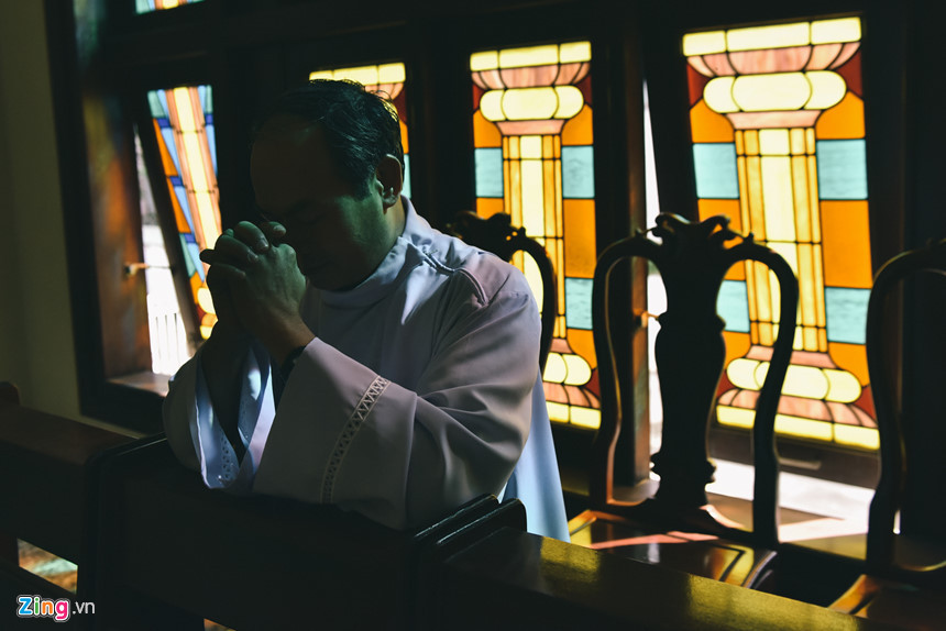 Người chủ trì buổi lễ, cũng đồng thời là người khởi xướng xây dựng nghĩa trang cho các sinh linh bé nhỏ chưa một lần được cất tiếng khóc chào đời là linh mục Nguyễn Văn Tịch, linh mục phụ tá tại Giáo xứ Bắc Hải. Cả đời phụng sự Chúa, linh mục Tịch dành phần lớn thời gian mình chu toàn những công việc của giáo xứ và nhà thờ.