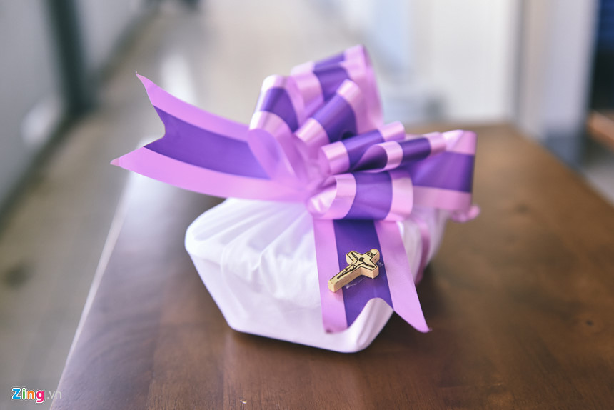 “Xin tưởng nhớ đến các em với những lời cầu nguyện, với nén nhang và những lời xin lỗi. Dành cho các em mảnh đất làm nơi an nghỉ trên cõi đời này” - đó là những lời cầu nguyện sau cuối của linh mục Nguyễn Văn Tịch trước khi ông cùng các giáo dân tiễn lũ trẻ về với thiên đàng, chìm sâu vào giấc ngủ an yên.