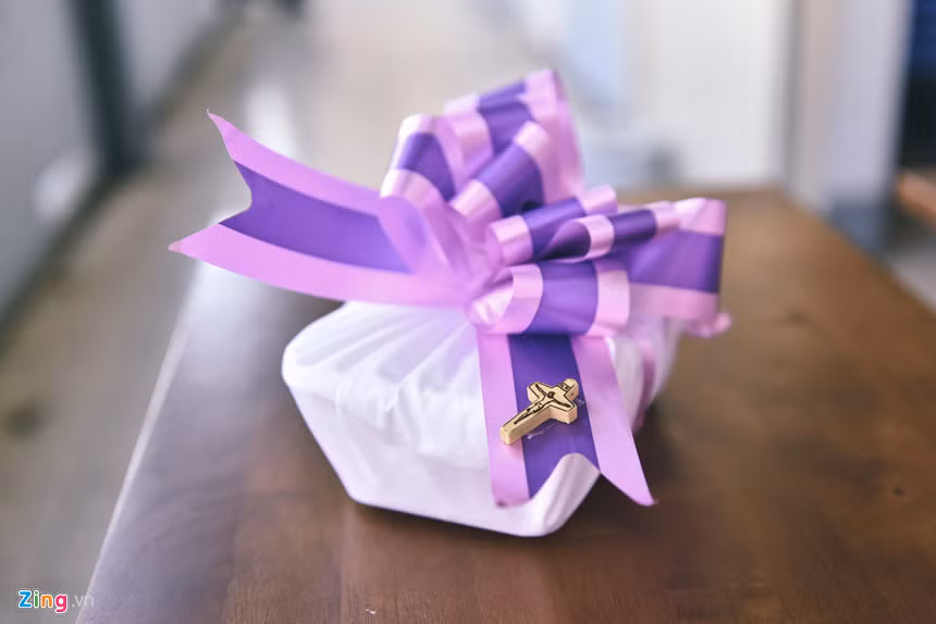 “Xin tưởng nhớ đến các em với những lời cầu nguyện, với nén nhang và những lời xin lỗi. Dành cho các em mảnh đất làm nơi an nghỉ trên cõi đời này” - đó là những lời cầu nguyện sau cuối của linh mục Nguyễn Văn Tịch trước khi ông cùng các giáo dân tiễn lũ trẻ về với thiên đàng, chìm sâu vào giấc ngủ an yên.