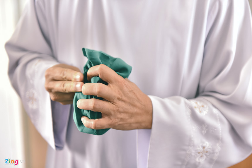 Chị Thà, một tình nguyện viên, nói: “Tôi đã gắn bó với việc này được hơn nửa năm. Dù không theo đạo thiên chúa nhưng tôi muốn được cùng làm với cha Tịch và mọi người đưa các con về chốn an nghỉ, để các con không còn bị bỏ rơi”.