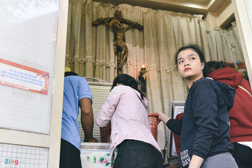 Nghĩa trang nơi các em nằm nghỉ là một mảnh đất rộng khoảng 100 m2, luôn đầy ắp hoa, đồ chơi, nơi đây gần như ngày nào cũng có người ghé thăm.