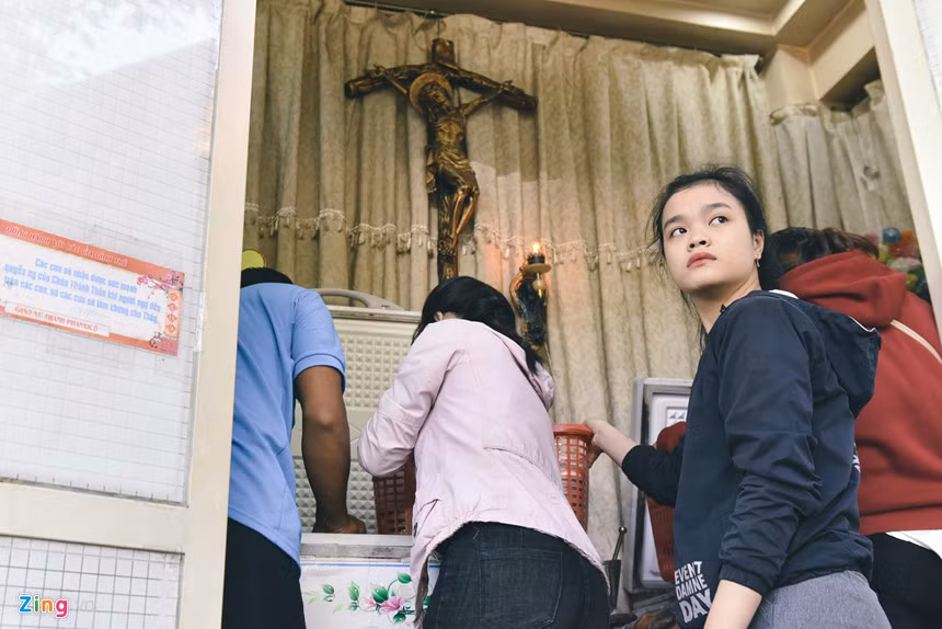 Nghĩa trang nơi các em nằm nghỉ là một mảnh đất rộng khoảng 100 m2, luôn đầy ắp hoa, đồ chơi, nơi đây gần như ngày nào cũng có người ghé thăm.