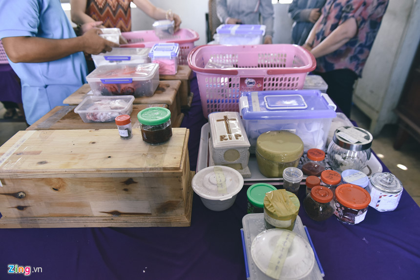 Trước khi được an táng, thai nhi sẽ được chuyển từ nơi cất giữ sang nhà thờ Bắc Hải để làm lễ thánh. Từng thai nhi bé nhỏ được các tình nguyện viên nhẹ nhàng nâng niu trên tay, khoác bên ngoài hũ nhựa chứa các em là những tấm áo màu sắc, xinh đẹp. Buổi lễ diễn ra trong tĩnh lặng, thi thoảng là những tiếng thổn thức thương xót của những người có mặt.