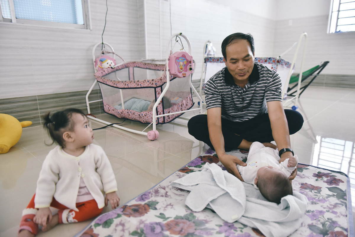 Chị Giang, một thai phụ có con trai vừa tròn hai tuần tuổi, chia sẻ: “Mình tìm đến chỗ của cha Tịch giúp đỡ thông qua Internet vì lúc đó có quá nhiều chuyện xảy ra với mình. Nếu không có cha và các xơ cưu mang, chẳng biết đời mình và con sẽ đi về đâu".