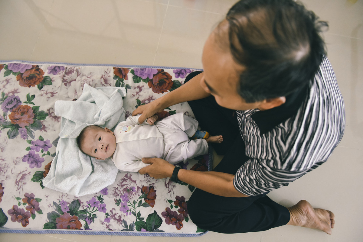 Trường hợp khó xử nhất ông từng gặp là một phụ nữ tìm đến nhà tạm lánh khi gia đình nhất quyết đòi bỏ đứa bé trong bụng. Gia đình của chị nhất định không nhận mặt cháu và tuyên bố "chỉ có bỏ nó thì mọi chuyện mới trở lại ban đầu". Cô gái hoảng loạn, gia đình căng thẳng, cha cùng các xơ phải tìm mọi cách để xoa dịu và giữ lại đứa bé. Cuối cùng khi đứa trẻ được sinh ra, chẳng ai còn nỡ lòng thù ghét.