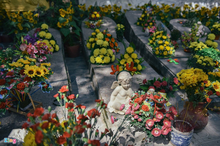 “Nhiều lần tắm cho các em mà không ngăn được xúc động, có những đứa trẻ quá lớn, đã đầy đủ hình hài của một con người rồi mà vẫn bị vứt bỏ”, cô Lan, người trông coi nghĩa trang và tình nguyện viên của chương trình ngậm ngùi chia sẻ.