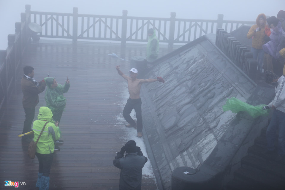 Lúc 10h, lượng khách đông dần. Anh Ngọc Châu (tới từ Nha Trang) cởi bỏ áo để thử xem mình chống chọi giá lạnh được đến đâu. Nhiệt độ tại đỉnh Fansipan từ 1 đến 3 độ C tính từ sáng sớm đến khoảng 10h.