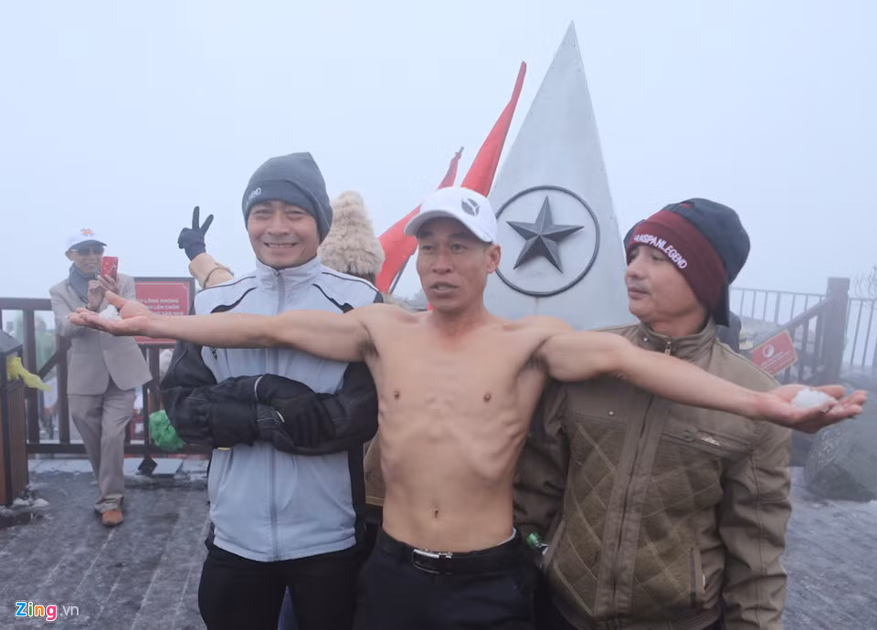 Nhiều người thấy lạ, tỏ ra khâm phục sự chịu đựng của người đàn ông và xin chụp ảnh cùng.