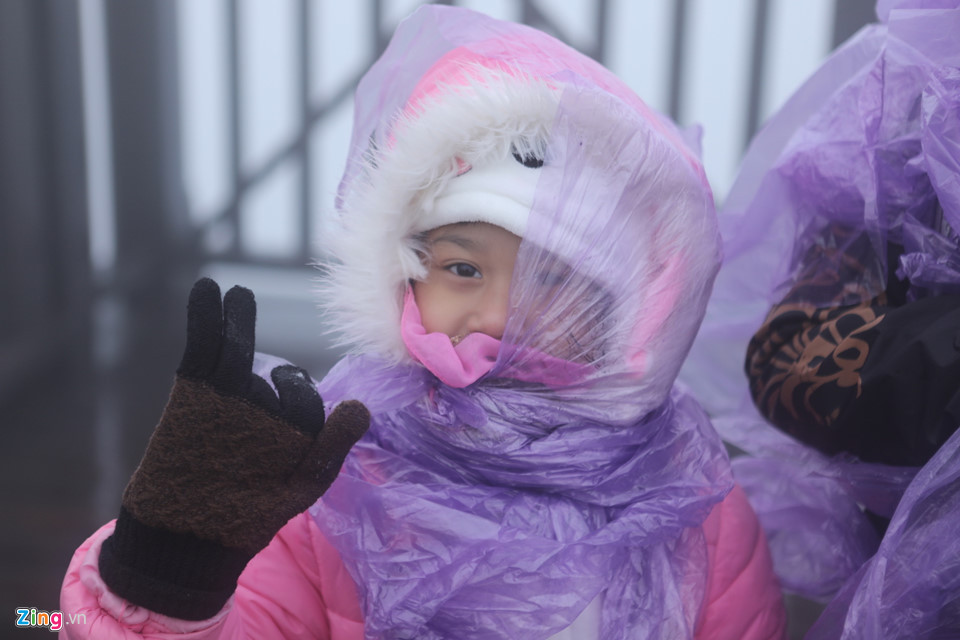 Tuyết rơi gây bất ngờ khi miền Bắc đang có những ngày ấm áp. Chiều qua, ở khu vực Sa Pa, đặc biệt là đỉnh Fansipan đã xảy ra mưa băng kéo dài 30 phút.