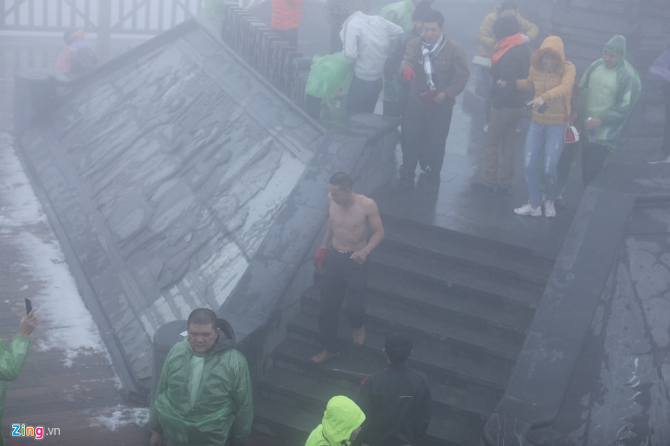 Anh Châu sau đó rời đỉnh Fansipan để xuống tàu leo núi mà vẫn không mặc áo.